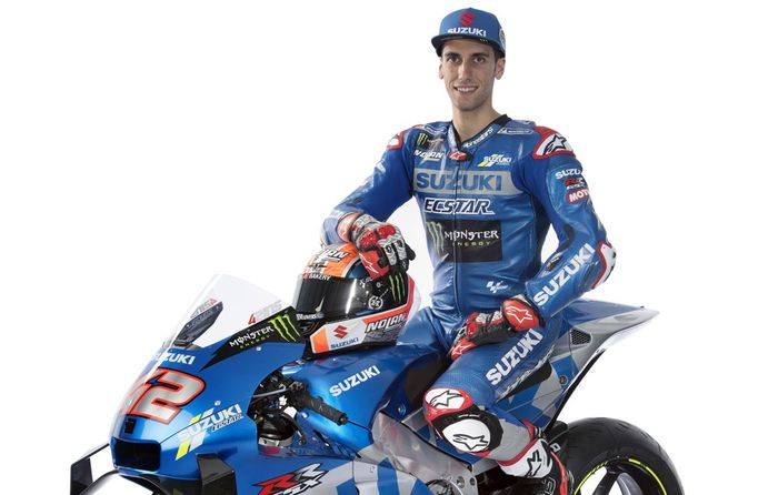 Pembalap Suzuki Ecstar, Alex Rins, berpose bersama motor baru GSX-RR untuk peluncuran tim menjelang MotoGP 2021.