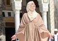 Jelang Lebaran, Luna Maya Tampil Cantik dengan Mukena Saat Ibadah Tarawih, Adem Banget!