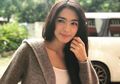 Contek Gaya Kasual Hot Mom Angel Karamoy dengan Celana Jeans, Keren Abis Bak ABG!