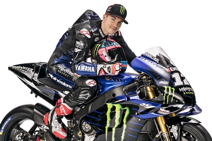 Pebalap Monster Energy Yamaha MotoGP, Maverick Vinales, berpose di atas motor barunya untuk MotoGP 2019.