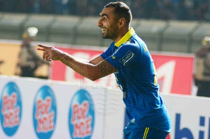 Gelandang Persib Bandung, Artur Gevorkyan, melakukan selebrasi setelah mencetak gol ke gawang Persipura Jayapura pada pekan pertama Liga 1 2019 di Stadion Si Jalak Harupat, Bandung, Sabtu (18/5/2019).