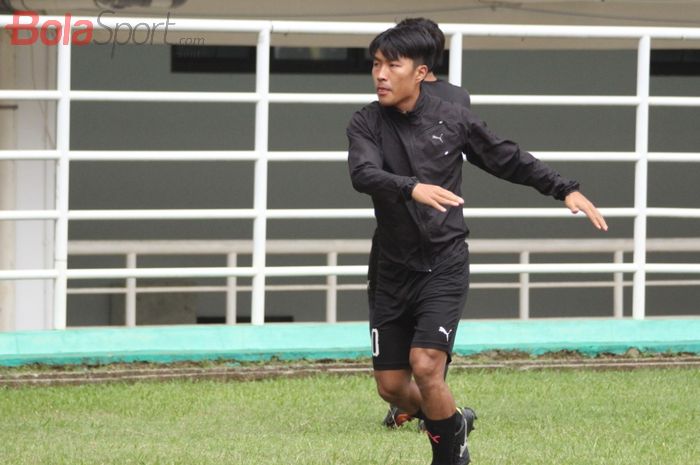 Pemain asing Home United asal Korea Selatan, Song Ui-young, saat warming-up jelang official training timnya di Stadion Pakansari, Kabupaten Bogor, Senin (29/4/2019).