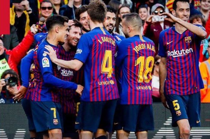 Para pemain Barcelona merayakan gol yang dicetak Lionel Messi (kedua dari kiri) dalam laga Liga Spanyol melawan Espanyol di Stadion Camp Nou, Sabtu (30/3/2019).