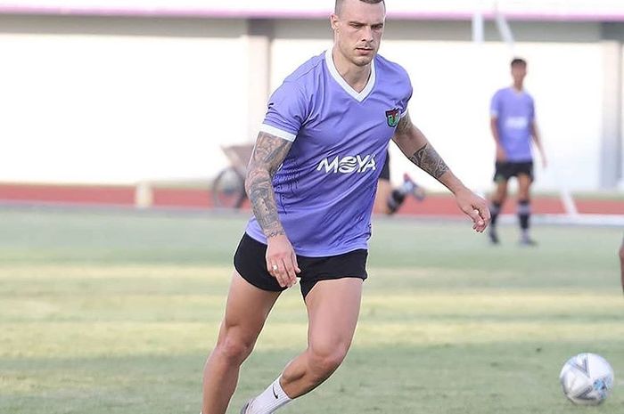 Penyerang asal Ukraina, Evgeniy Budnik, saat mengikuti latihan Persita Tangerang di Stadion Sport Center, Kelapa Dua, Tangerang.