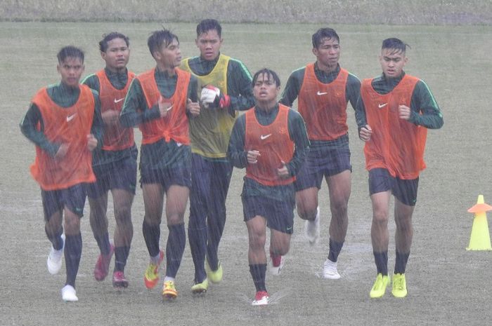 Serdy Hepyfano (2 dari kanan) saat latihan perdana timnas U-19 Indonesia di Stadion Pajajaran, Kota Bogor, Kamis (26/9/2019).