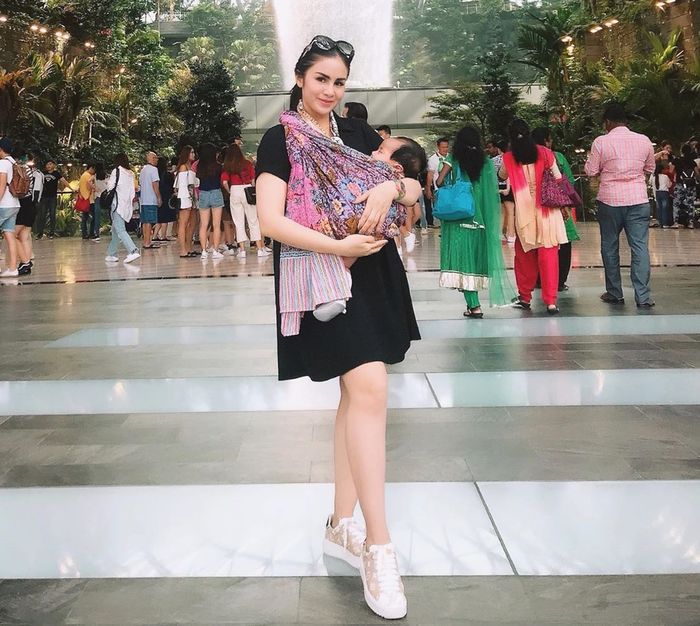 Penampilan modis Momo Geisha saat gendong anak pakai kain jarik jadul motif batik