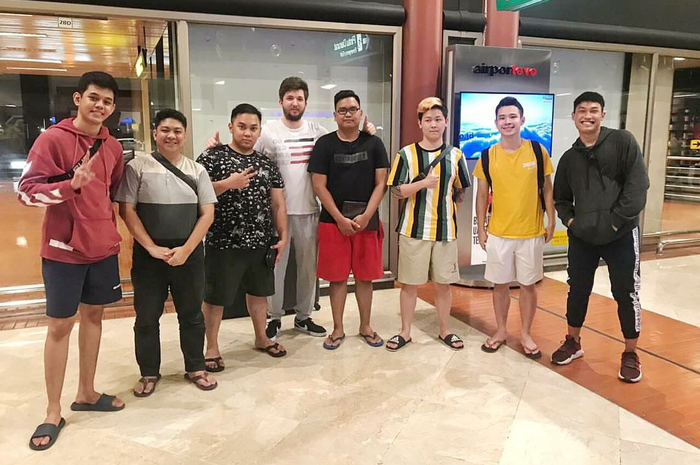 Gemik with Evos eSports roster and crew at Soekarno Hatta Airport (14/3)