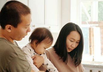3 Manfaat yang Akan Didapatkan Si Kecil Jika Moms dan Dads Berperan Sama dalam Pengasuhan