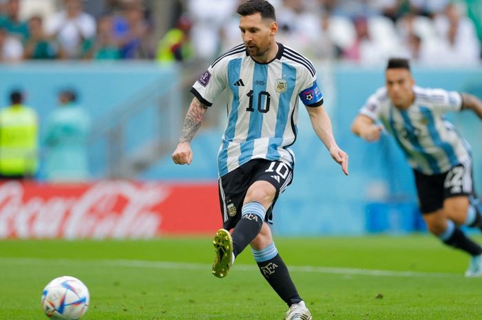 Lionel Messi mencetak gol lewat tendangan penalti pada laga Argentina vs Arab Saudi, Selasa (22/11/2022) WIB.