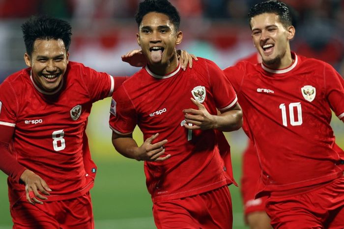Marselino Ferdinan (tengah) merayakan golnya, bersama Witan Sulaeman dan Justin Hubner, untuk timnas U-23 Indonesia ke gawang Yordania pada fase grup Piala Asia U-23 2024 di Doha (21/4/2024).