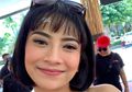 Seksinya Vanessa Angel Pamer Tato di Punggungnya Saat di Mall dengan Dress Belahan Rendah