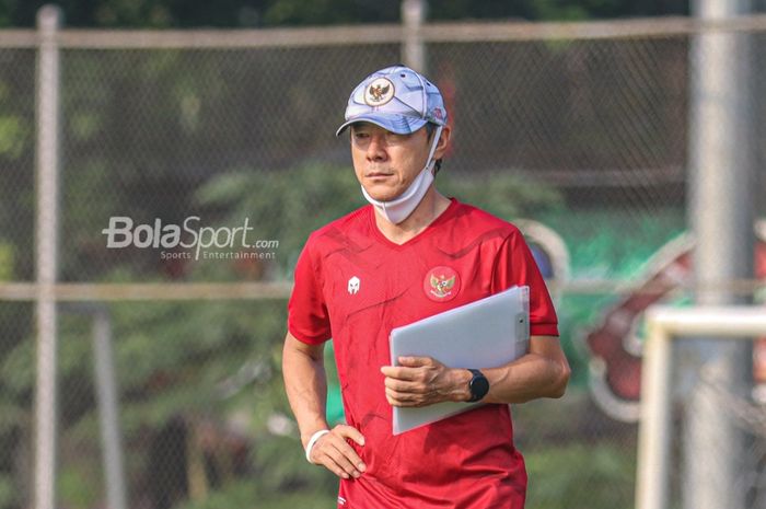 Pelatih timnas Indonesia, Shin Tae-yong, sedang mengamati para pemainnya dalam sesi latihan di Lapangan G (Panahan), Senayan, Jakarta, 2 Oktober 2021.