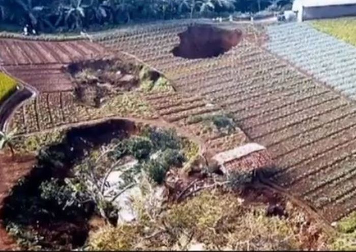 Warga sekitar menyebutkan bahwa kemunculan lubang raksasa misterius ini bukanlah kejadian pertama