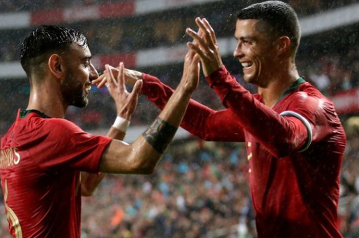 Bruno Fernandes (kiri) dan Cristiano Ronaldo saat bermain untuk timnas Portugal.