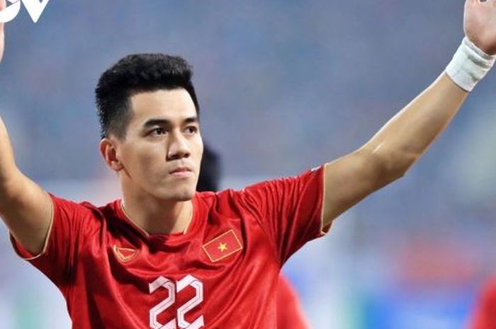 Striker Timnas Vietnam, Nguyen Tien Linh, merayakan gol ke gawang Timnas Indonesia di laga leg kedua semifinal Piala AFF 2022.