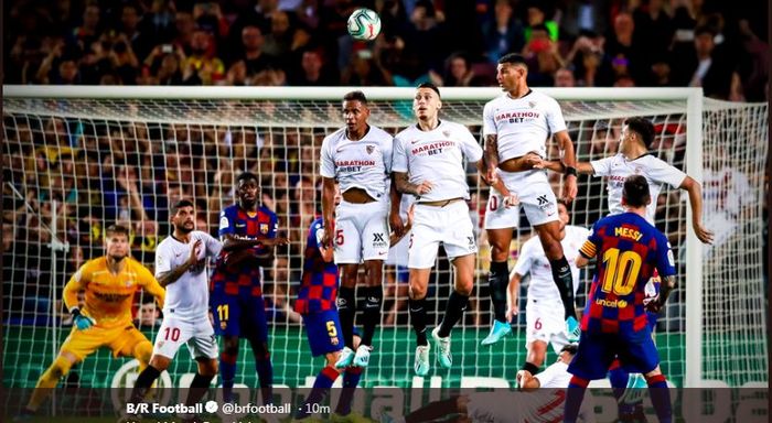 Kapten Barcelona, Lionel Messi, mencetak gol via tendangan bebas kontra Sevilla.