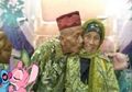Sempat Akan Diarak di Mobil dengan Bak Terbuka, Begini Kemesraan Kakek Usia 92 Tahun Cium Pipi Saat Nikahi Nenek 79 Tahun, Cinta Keduanya Bermula dari Kayu Bakar
