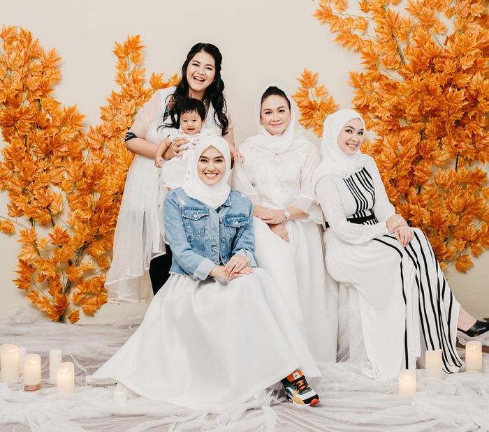 Penampilan cantik anak Presiden Jokowi, Kahiyang Ayu saat pemotretan bareng keluarga suami, Bobby Nasution