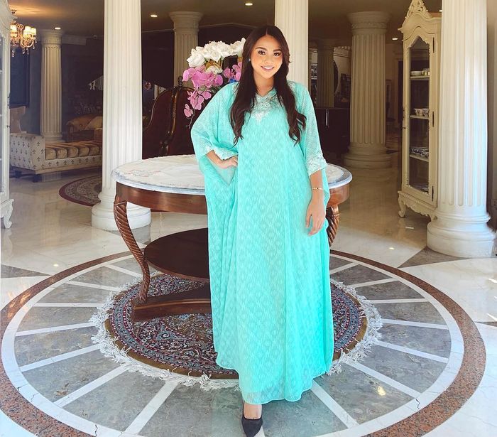 Penampilan cantik Aurel Hermansyah yang curi perhatian saat silaturahmi dengan Krisdayanti di moment lebaran hari pertama