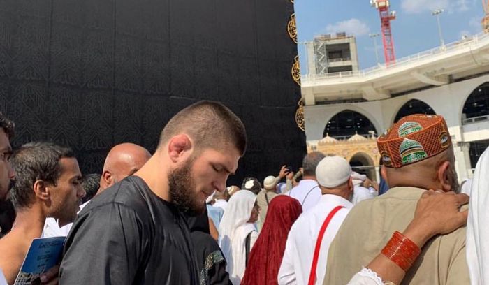 Khabib Nurmagomedov saat sedang menunaikan ibadah umrah.