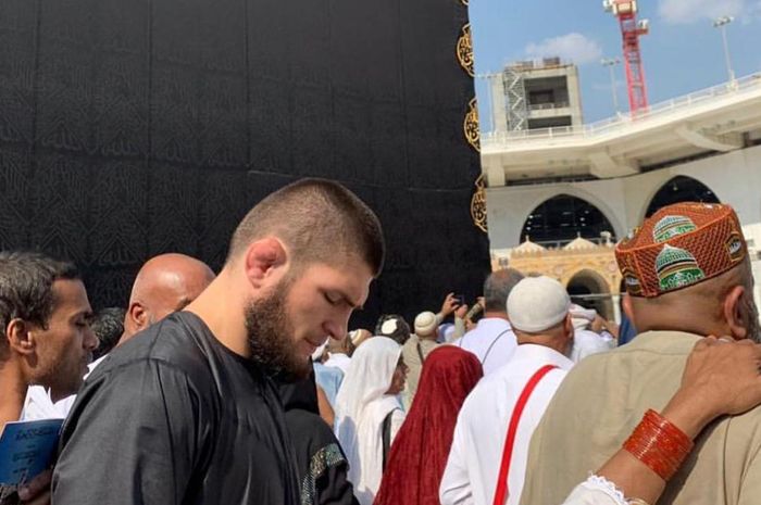 Khabib Nurmagomedov saat sedang menunaikan ibadah umrah.