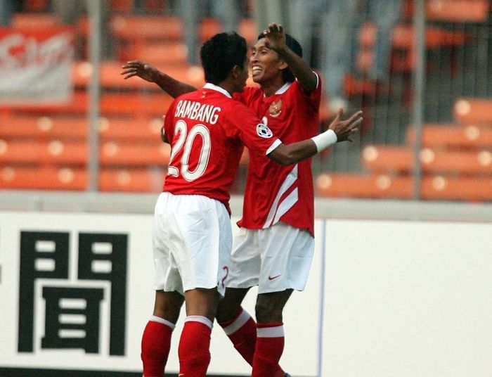 Budi Sudarsono (kanan) mencetak gol timnas Indonesia ke gawang Bahrain pada laga pertama Piala Asia 2007 di Gelora Bung Karno, Jakarta (10/7/2007).