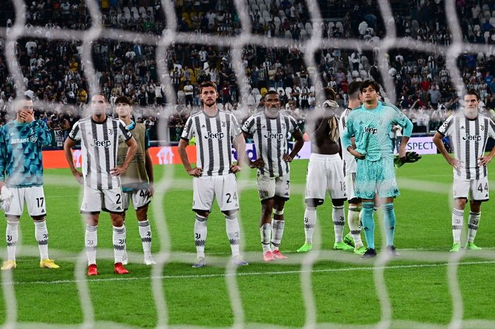 Juventus dihukum pengurangan 15 poin di klasemen Liga Italia 2022-2023 akibat didakwa melakukan pelanggaran finansial.