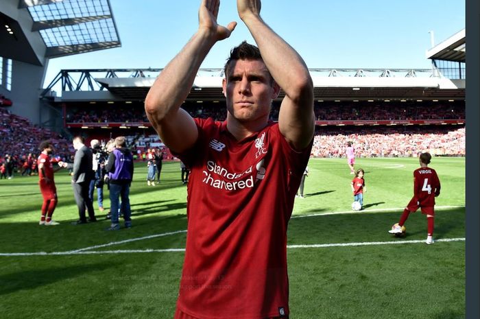 Pemain Liverpool, James Milner, memberikan apresiasi kepada fans di Stadion Anfield.