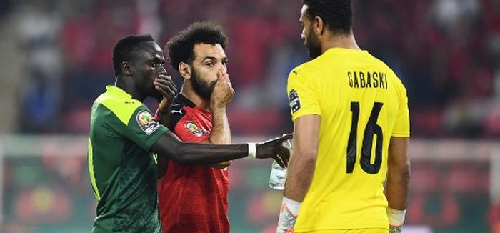 Sadio Mane (kiri) berbicara dengan Mohamed Salah pada final Piala Afrika 2021 antara Senegal vs Mesir di Yaounde (6/2/2022).