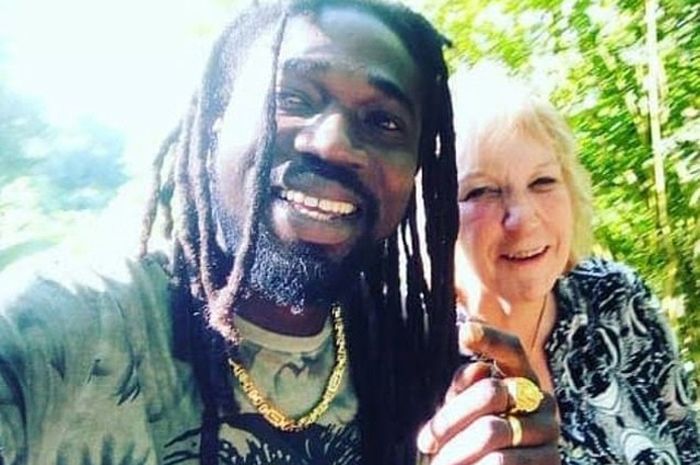 Beth Haining bersama suami mudanya