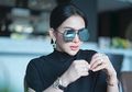 Super Nyentrik! Pakai Topi Lebar Bak Tikar, Syahrini Padukan Outfitnya dengan Sandal Teplek Jutaan Rupiah!