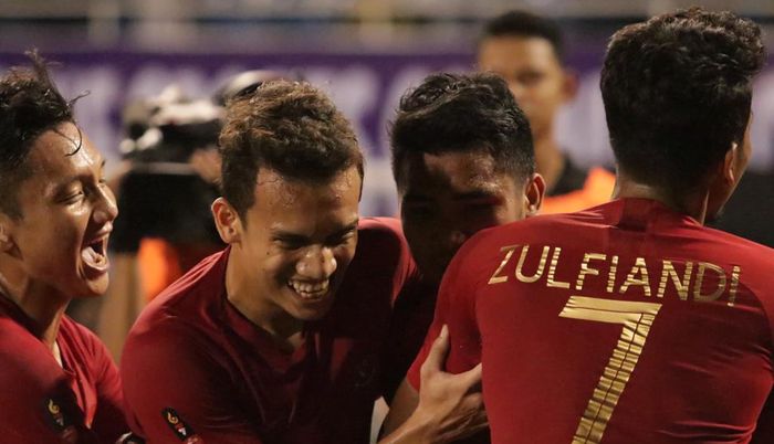 Empat pemain timnas U-22 Indonesia; Syahrian Abimanyu, Egy Maulana Vikri, Asnawi Mangkualam, dan Zulfiandi bergembira saat merayakan gol ke gawang timnas U-22 Singapura pada laga kedua sepak bola putra SEA Games 2019 di Stadion Rizal Memorial, Manila, Filipina, 28 November 2019.