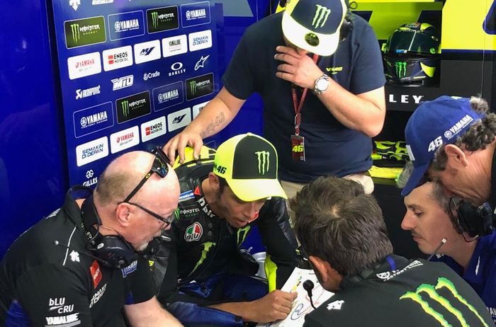 Valentino Rossi saat berdiskusi dengan kru tim Monster Energy Yamaha sesaat sebelum turun pada sesi balapan MotoGP Catalunya 2019.