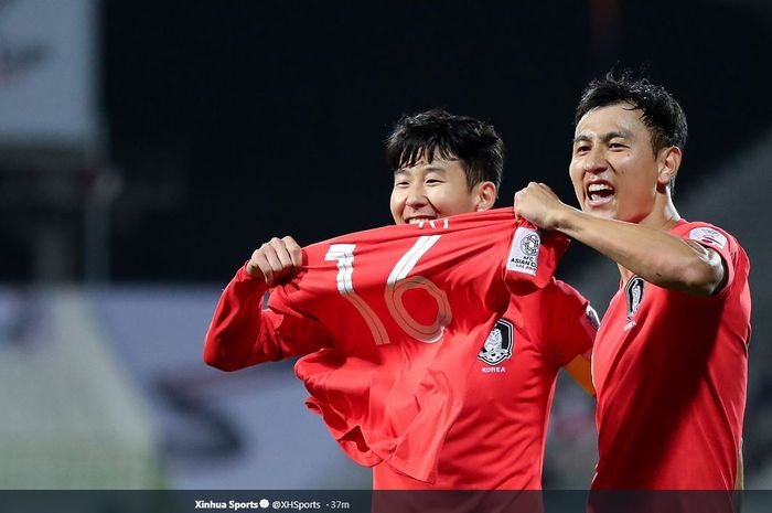 Son Heung-min (kiri) memimpin timnas Korea Selatan untuk melaju ke perempat final Piala Asia 2019 setelah menyingkirkan Bahrain, 22 Januari 2019.