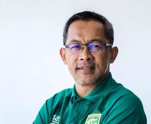 Aji Santoso Tak Ambil Pusing dengan Pemain Persebaya yang Sulit Dipertahankan