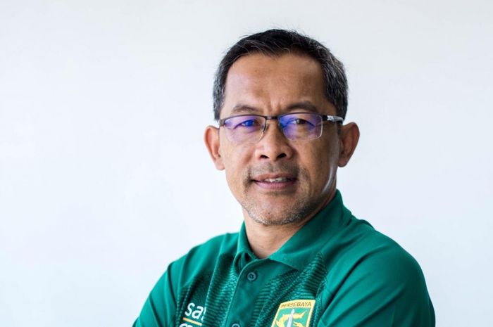 Aji Santoso resmi menjadi pelatih Persebaya di Shopee Liga 1 2019 sejak hari ini (31/10). Ia bakal membenahi mental dan fighting spirit pemain serta cara bermain skuad Persebaya. 