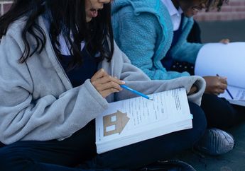 Nyatakan Banyak Laki-laki atau Perempuan dalam Bentuk Pecahan, Kunci Jawaban Soal Buku Tematik Kelas 2 SD Tema 7