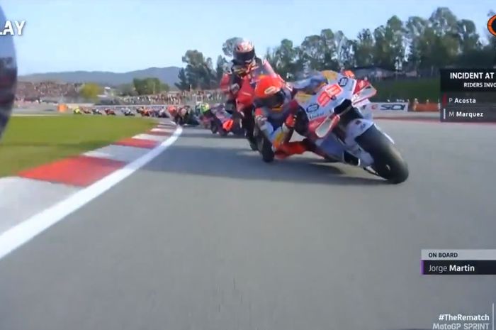 Potret kecelakaan yang terjadi antara Pedro Acosta dan Marc Marquez dalam balapan sprint MotoGP Barcelona di Sirkuit Catalunya, Spanyol, 16 November 2024.