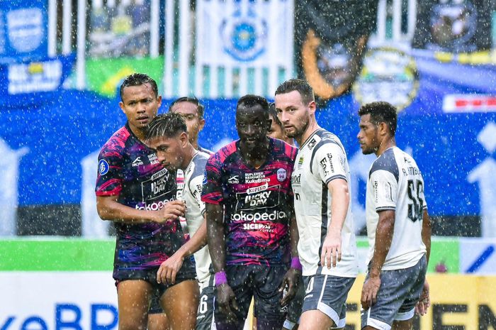 Suasana pertandingan antara Rans Nusantara FC vs Persib Bandung pada laga pekan ke-25 Liga 1 2022/2023 di Stadion Pakasari, Bogor, Minggu (19/2/2023).