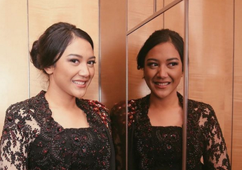 5 Gaya Feminin Putri Tanjung yang Pas Buat Kondangan. Wajib Dicoba!
