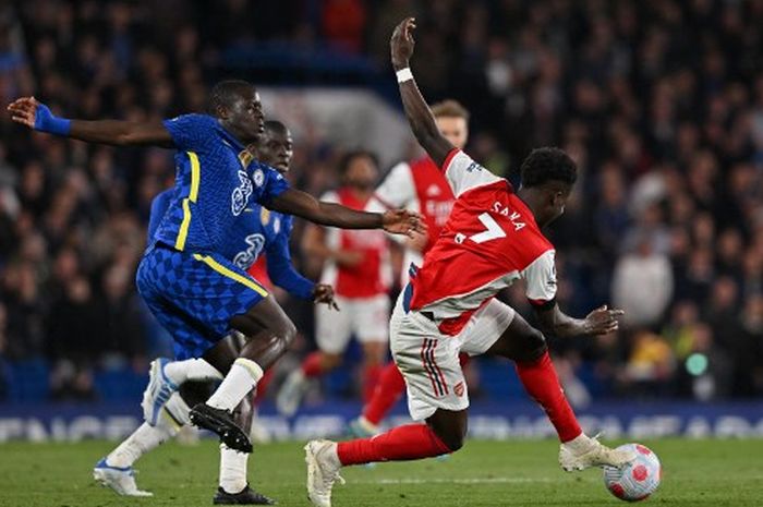 Bek Chelsea, Malang Sarr (kiri), berusaha menghentikan winger Arsenal, Bukayo Saka, dalam duel Liga Inggris di Stamford Bridge, London (20/4/2022).
