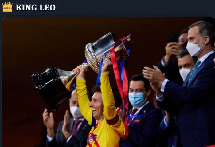 Lionel Messi mengangkat trofi Copa del Rey 2020-2021 sebagai kapten Barcelona.