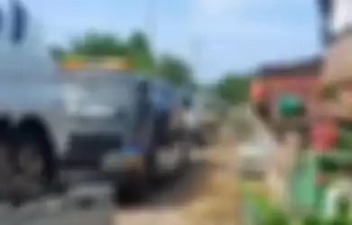 Capture video viral warga Desa Sumurgeneng, Kecamatan Jenu, Kabupaten Tuban, beli mobil ramai-ramai.