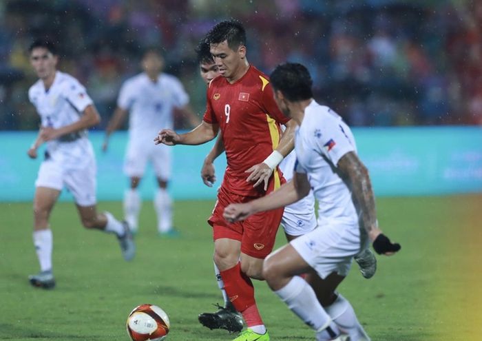 Duel antara Nguyen Tien Linh (Vietnam) lawan pemain belakang Filipina pada lanjutan fase grup A SEA Games 2021