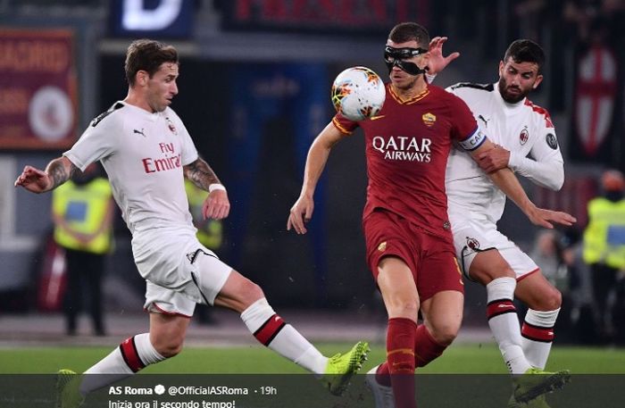 Penyerang AS Roma, Edin Dzeko, diapit dua pemain AC Milan yakni Lucas Biglia dan Mateo Mussachio pada pertandingan pekan ke-9 LIga Italia 2019-2020, Minggu (27/10/2019).