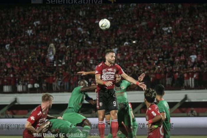 Penyerang Bali United, Ilija Spasojevic, menjulang paling tinggi dalam duel udara di laga kontra Kalteng Putra.