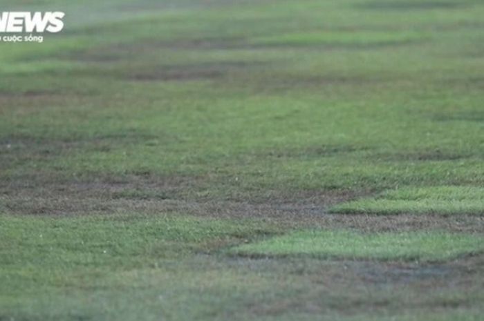 Tampak rumput lapangan Stadion Utama Gelora Bung Karno (SUGBK) saat menggelar laga Timnas Indonesia Vs Vietnam, Selasa (21/3/2024).