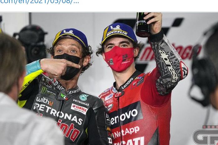 Valentino Rossi (kiri) berpose bersama pembalap akademinya, Francesco Bagnaia (kanan).