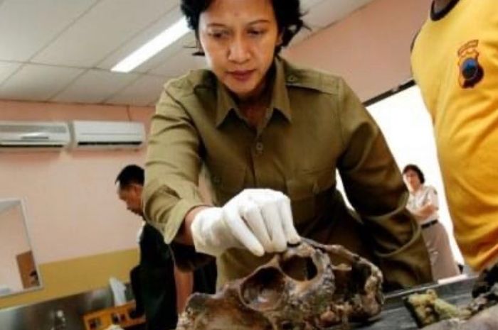 Kombes Pol. Dr. Sumi Hastry Purwanti diturunkan langsung dalam proses autopsi mayat korban <a href='https://manado.tribunnews.com/tag/pembunuhan-subang' title='pembunuhan Subang'>pembunuhan Subang</a>.