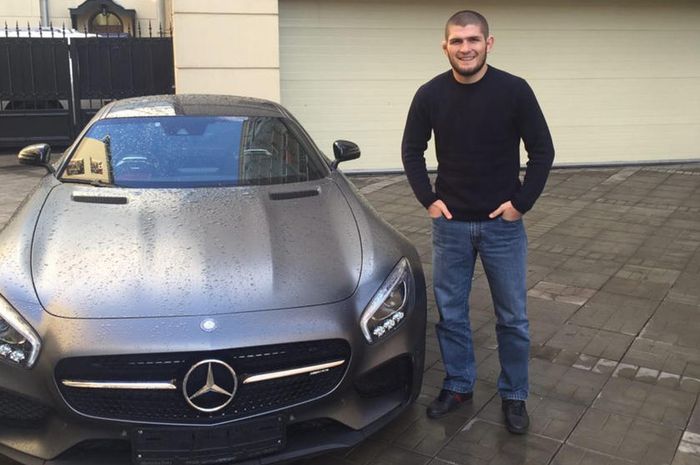 Khabib Nurmagomedov berpose disamping mobil Mercedes AMG GT